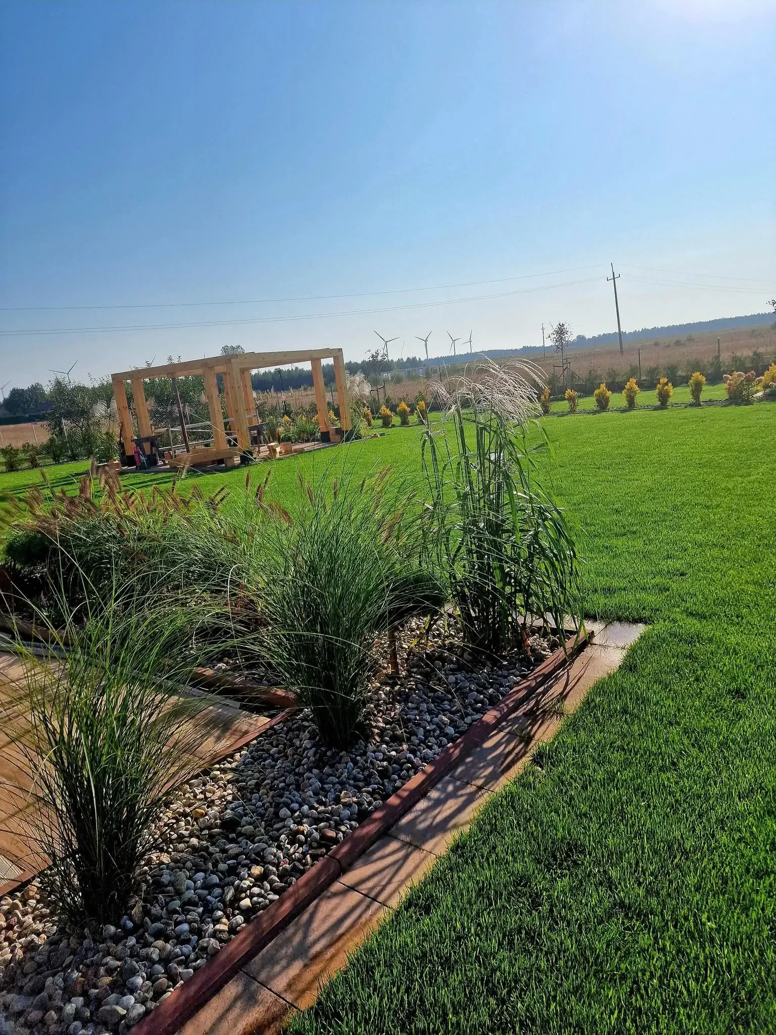 Jardín residencial en flor